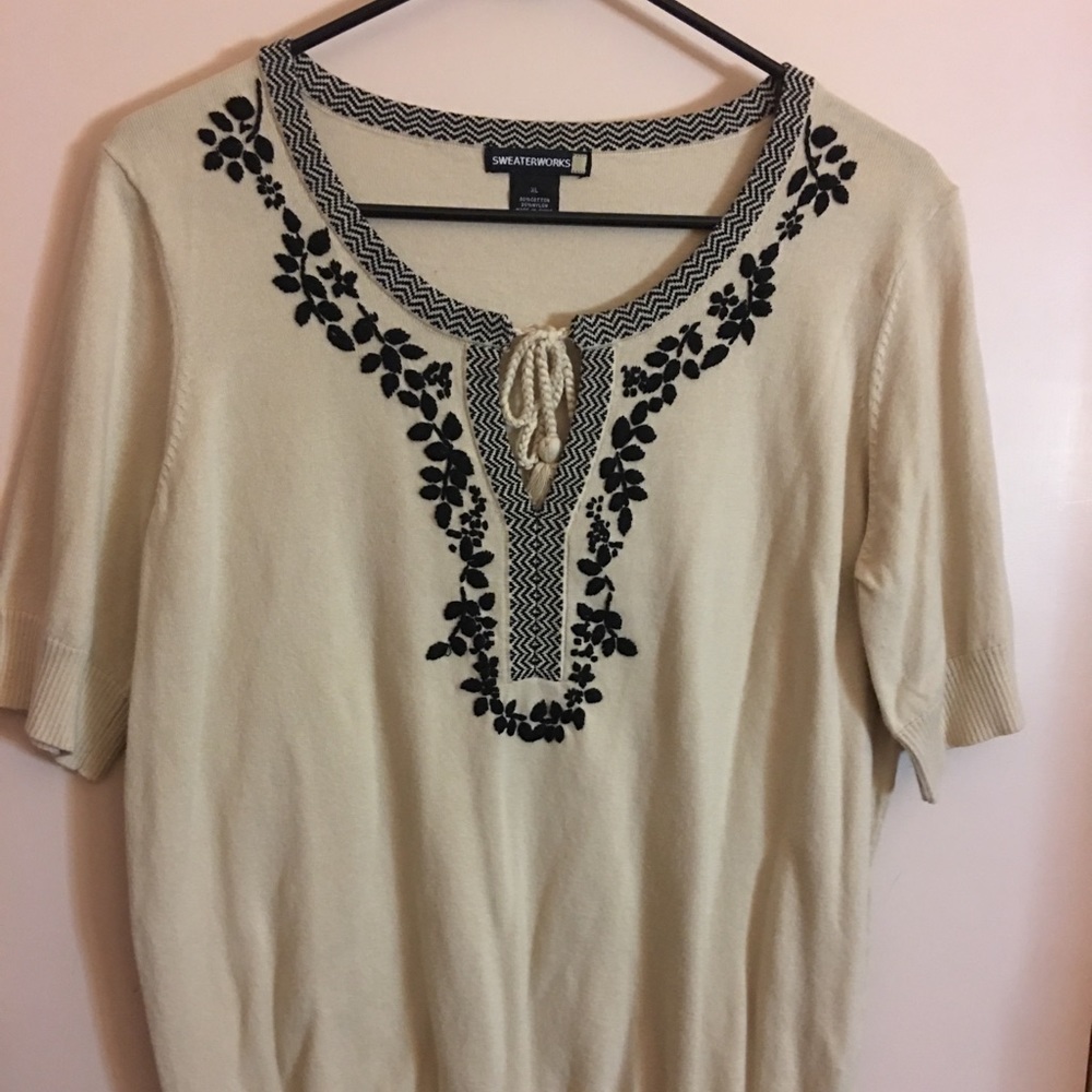 Knit short sleeve sweater w black embroidery